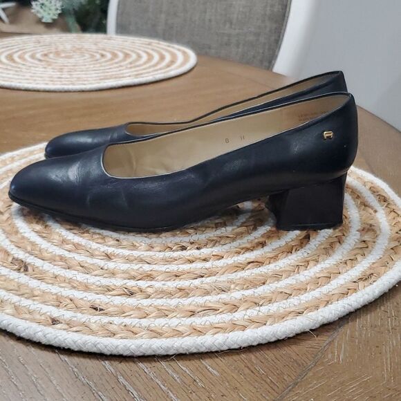 Etienne Aigner Astoria Leather, Navy Pumps, Size 8W - Picture 5 of 9
